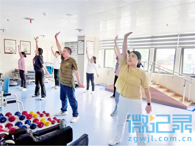 湘潭市岳塘区中西医结合医院医患同练“午间八段锦